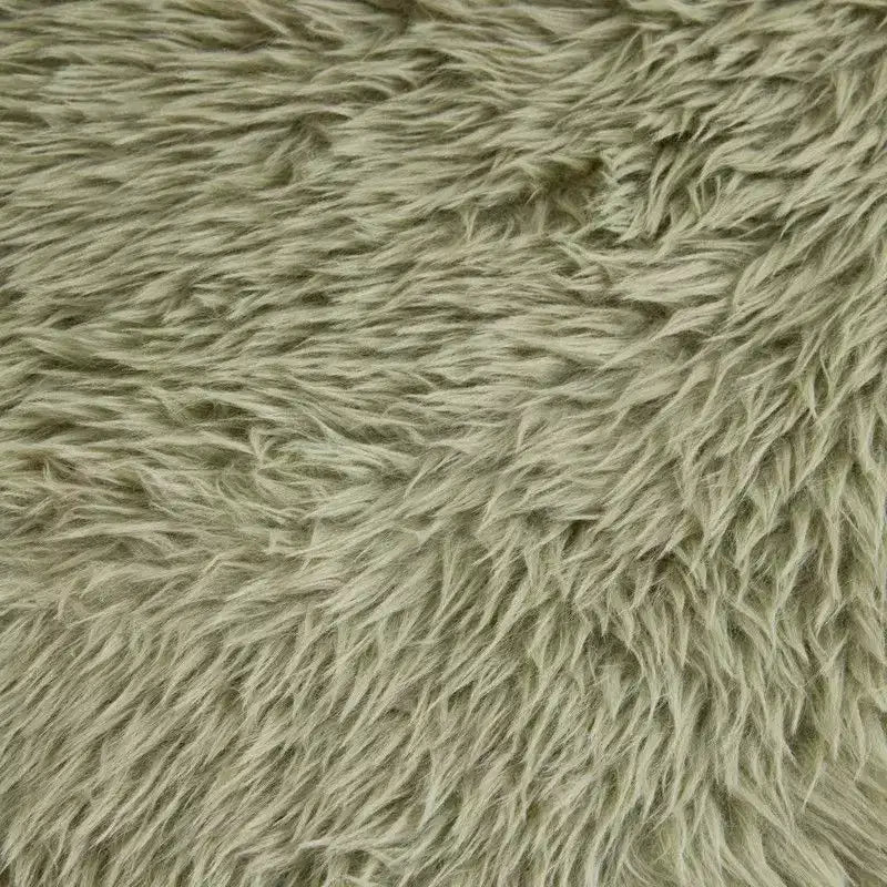 Sedia girevole in velluto felpato con base e ruote in bronzo anticato