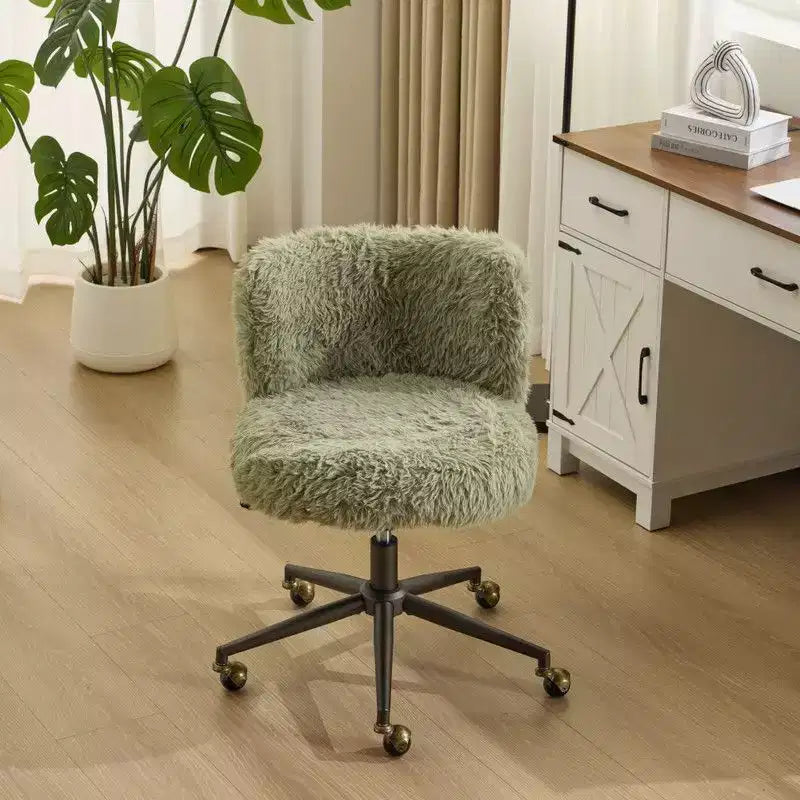 Sedia girevole in velluto felpato con base e ruote in bronzo anticato