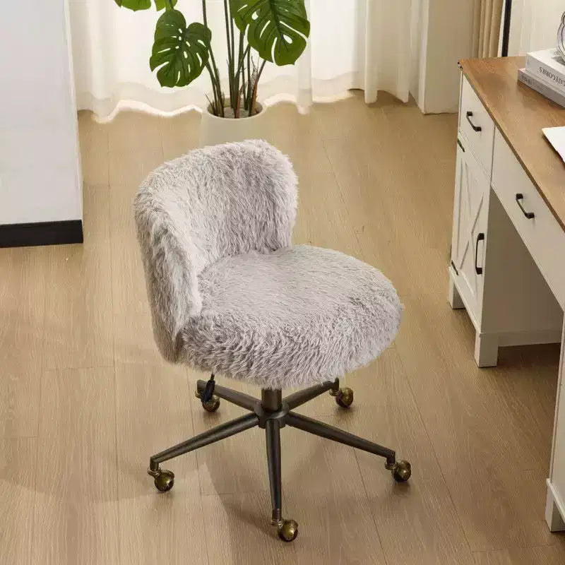 Sedia girevole in velluto felpato con base e ruote in bronzo anticato